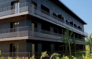 Résidence Carreflore à Cornebarrieux en Occitanie construite en bois et entourée d'espaces verts