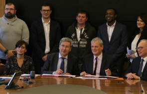 Signature d'une convention entre I3F et la PJJ en Île-de-France. Didier Jeanneau, directeur général adjoint d’Immobilière 3F, et Dominique Simon, directeur interrégional de la Protection judiciaire de la jeunesse d’Ile-de-France et Outre-Mer